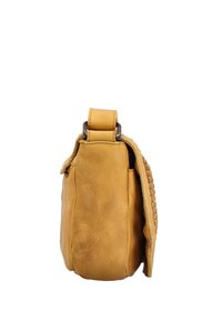 Borsa a mano gialla in pelle con finitura texture, caratterizzata da un accento intrecciato e una maniglia superiore. Forma rettangolare compatta con un robusto fermo.