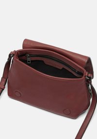 Borsa a tracolla in pelle bordeaux con scomparto principale con zip, fodera interna e tracolla removibile; texture liscia e design minimalista.