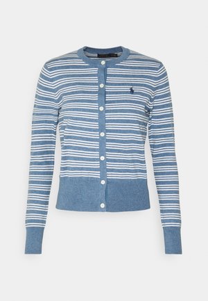 Cardigan bleu avec des rayures blanches horizontales, col rond, fermeture à boutons sur le devant et poignets côtelés. Présente un petit logo brodé sur la poitrine.