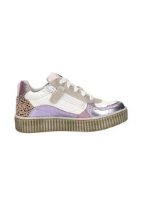 Baskets blanches avec accents irisés violets à imprimé léopard, garniture en daim beige, lacets blancs, fermeture éclair latérale et semelle épaisse translucide côtelée.