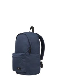 Mochila de tela azul marino con forma redondeada, correas de hombro acolchadas, bolsillo frontal con cremallera y parche de logo en la parte inferior delantera.