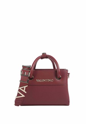 Sac à main en cuir bordeaux de Valentino avec poignées arrondies, logo doré sur le devant et bandoulière amovible ornée de grandes lettres Valentino.
