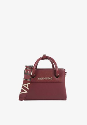 Sac à main en cuir bordeaux de Valentino avec poignées arrondies, logo doré sur le devant et bandoulière amovible ornée de grandes lettres Valentino.