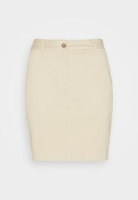 Beige bomullspennkjol med framknäppning, bälteshällor och en slät yta med knälängd.