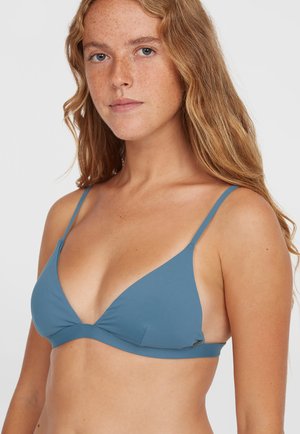 Blå triangelformad bikiniöverdel med tunna justerbara remmar, slät textur och subtil märkning i en metallaccent på sidan.
