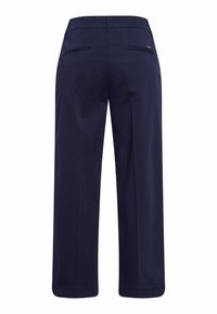 Marineblauwe wijde broek met een gladde textuur, voorzien van een tailleband, twee achterzakken en subtiele naden. Tijdloos en veelzijdig ontwerp.
