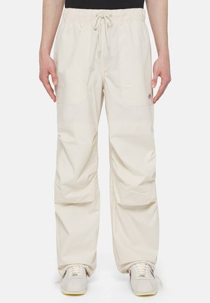 Beige cargo bukser med elastisk talje og snøre. Har to frontlommer og en afslappet, løstsiddende pasform. Letvægtigt materiale.