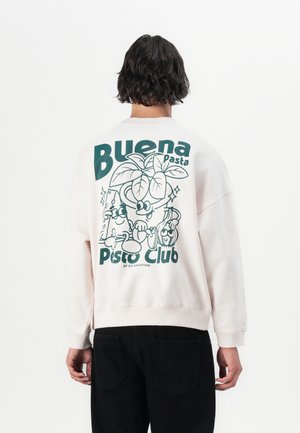 Felpa rosa chiaro con una grande grafica verde sul retro che presenta personaggi dei cartoni animati a tema cibo e il testo "Buena Pasta Pisto Club".