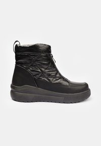Bottines noires avec un motif matelassé brillant, bout arrondi et semelle en caoutchouc noir. Comprend une fermeture éclair sur le côté et des accents texturés.