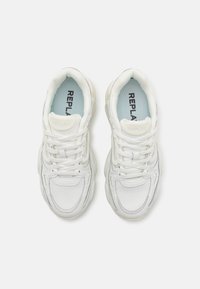 Sneaker bianche con tomaia in rete e pelle, punta arrotondata, collo imbottito e suola flessibile. Presentano il marchio "REPLAY" sulla linguetta e all'interno.