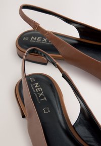 Escarpins slingback en cuir marron avec talons blocs bas et semelles intérieures noires rembourrées étiquetées "NEXT Forever Comfort" en taille 6½/40.