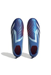 Blå slipskor med texturerad yta, med orange och vita detaljer, samt förstärkta sidor. Slät insida med röd innersula.