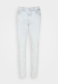 Los jeans de denim azul claro presentan un diseño de corte ajustado, cinco bolsillos y detalles sutiles de desgaste. La tela parece suave con una textura lisa.