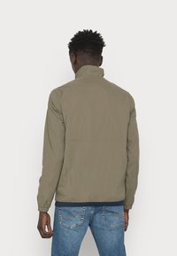 Jack & Jones BARTON LIGHT STAND COLLAR JACKET - Casaco de verão - dusty olive