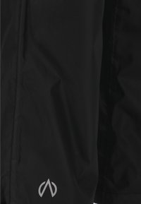 Sort vandtæt jakke med en glat tekstur, strømlinet form og et sølvfarvet logo på den nederste venstre side.