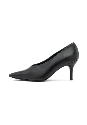 Czarne skórzane damskie szpilki z ostrym noskiem i niskim obcasem w kolorze stiletto na białym tle.