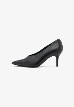 Czarne skórzane damskie szpilki z ostrym noskiem i niskim obcasem w kolorze stiletto na białym tle.