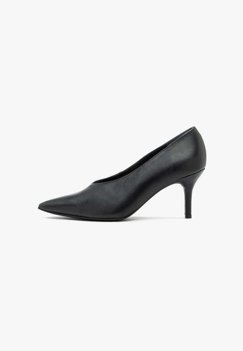Czarne skórzane damskie szpilki z ostrym noskiem i niskim obcasem w kolorze stiletto na białym tle.