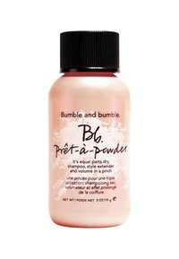 Shampoing sec Bumble and bumble dans un petit flacon en plastique rose avec un capuchon noir. Présente un texte en noir et blanc indiquant ses utilisations et sa taille.