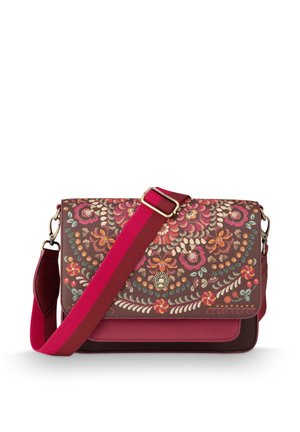 Schoudertas met rood en roze bloemenpatroon, met een brede verstelbare rode riem en een klein gouden decoratief embleem op de voorklep.