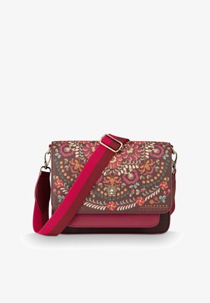 Schoudertas met rood en roze bloemenpatroon, met een brede verstelbare rode riem en een klein gouden decoratief embleem op de voorklep.