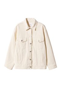 Veste en denim beige clair avec un col pointu, fermeture à boutons à l'avant, deux poches poitrine et une texture subtile. Elle possède des manches longues et une coupe décontractée.