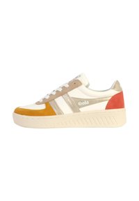 Sneakers Gola multicolori con pannelli in suede bianco, marrone, arancione e rosso, dotati di una suola bianca testurizzata e marchio Gola.