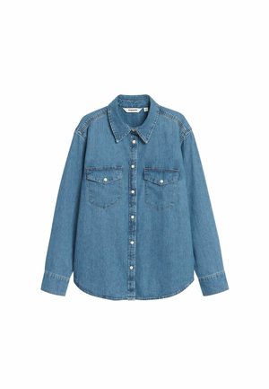 Hellblaues Denimhemd mit langen Ärmeln, zwei Brusttaschen, Knopfverschluss vorne und klassischem Kragen. Mit kontrastierenden Steppnähten.