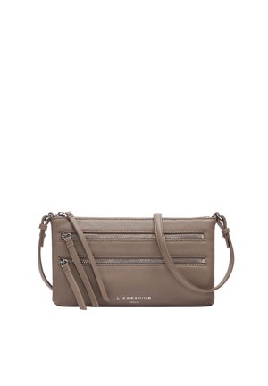 Jasnobrązowa skórzana torba na ramię z trzema zapinanymi na zamek kieszeniami, regulowanym paskiem i detalem z logo na przedniej stronie.