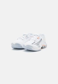 Mizuno WAVE LIGHTNING Z8 - Chaussures de volley - white/halogenblue/peachparfait