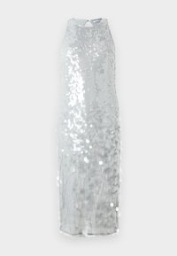 Vestido prateado com lantejoulas, sem mangas, de gola alta e corte até ao joelho. Apresenta um decote nas costas e um tecido de textura suave.