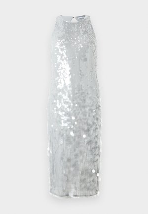 Vestido de lentejuelas plateadas con un diseño sin mangas, cuello alto y corte hasta la rodilla. Presenta una espalda con abertura en forma de llave y una textura de tela suave.