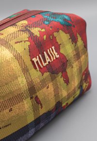 Borsa cosmetica multicolore con design della mappa del mondo. Tessuto strutturato, logo in tono oro, dettagli in rosso, giallo, verde e blu. Chiusura con cerniera.