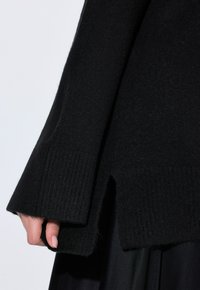 Ulla Popken SCHMUCKNÄHTE, STEHKRAGEN, LANGARM - Maglione - black