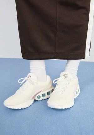 AIR MAX DN SE - Trainers - sail/light soft pink/fossil stone/metallic silver