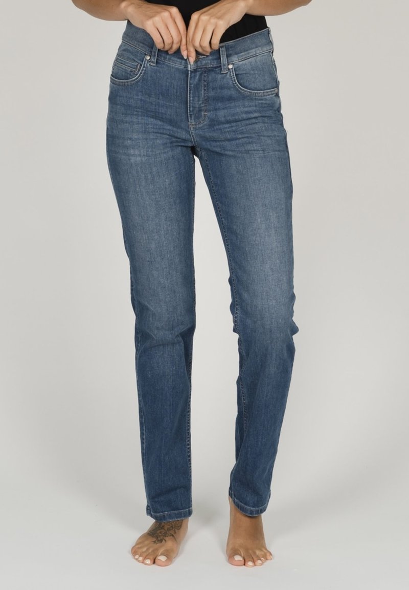 Jeans in denim blu scuro con una vestibilità slim, vita media e design classico a cinque tasche. Texture leggermente usurata, bordi puliti e nessuna decorazione visibile.