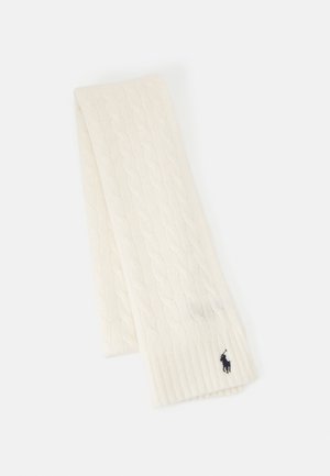 Écharpe blanche en maille torsadée pliée, avec un petit logo de joueur de polo brodé en noir près d'une extrémité.