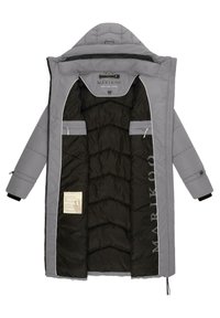 Długi szary zimowy płaszcz z kapturem, otwarty, aby pokazać czarną ocieplaną podszewkę, metkę marki "Marikoo", kieszenie wewnętrzne oraz regulowane mankiety.