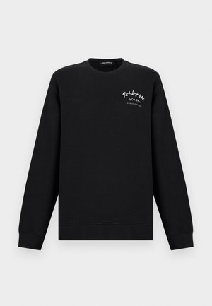 Sweat-shirt noir à manches longues avec un col ras du cou et un petit texte blanc "Karl Lagerfeld Le Ciré D'Azur French Riviera" sur le côté gauche de la poitrine.