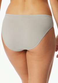 Hellgraue Baumwollunterwäsche mit glatter Textur, vollflächigem Design und niedriger Taille. Rückseite mit nahtlosem Finish.