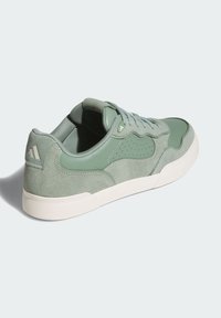 Zelené semišové a kožené tenisky s kulatou špičkou, perforovanými detaily a světle šedými tkaničkami. Bílá gumová podešev. Jemné logo značky na patě.