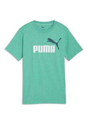 Turkusowa koszulka Puma z krótkim rękawem z białym napisem Puma i czarnym skaczącym logo pumy na środku z przodu.