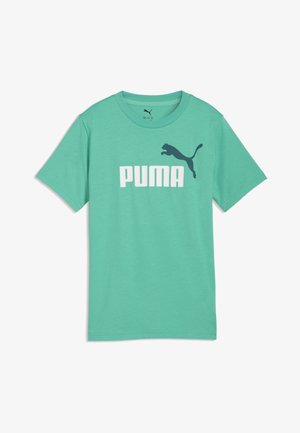 Turquoise korte mouw Puma T-shirt met witte Puma tekst en zwart springend puma-logo op het voorste midden.