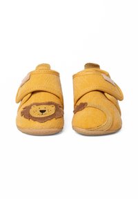 Scarpine per bambini in tessuto giallo con design a faccia di leone, cinturini in velcro, superficie testurizzata e suola morbida. Presentano dettagli in marrone e cuciture decorative.