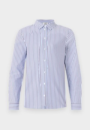 Chemise bleu clair à manches longues avec des rayures verticales rouge foncé, boutonnée sur le devant et poignets rayés sur un fond uni.