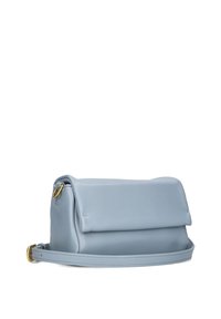 Lichtblauwe leren schoudertas met klep, met een gladde textuur, goudkleurige hardware en een afneembare schouderband.