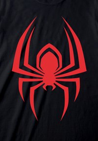 T-shirt noir avec un design de araignée rouge bien en vue. L'araignée a des pattes allongées et un corps symétrique avec des formes géométriques nettes.