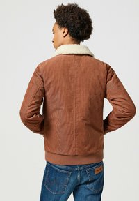 Wrangler AVIATOR jasny brąz