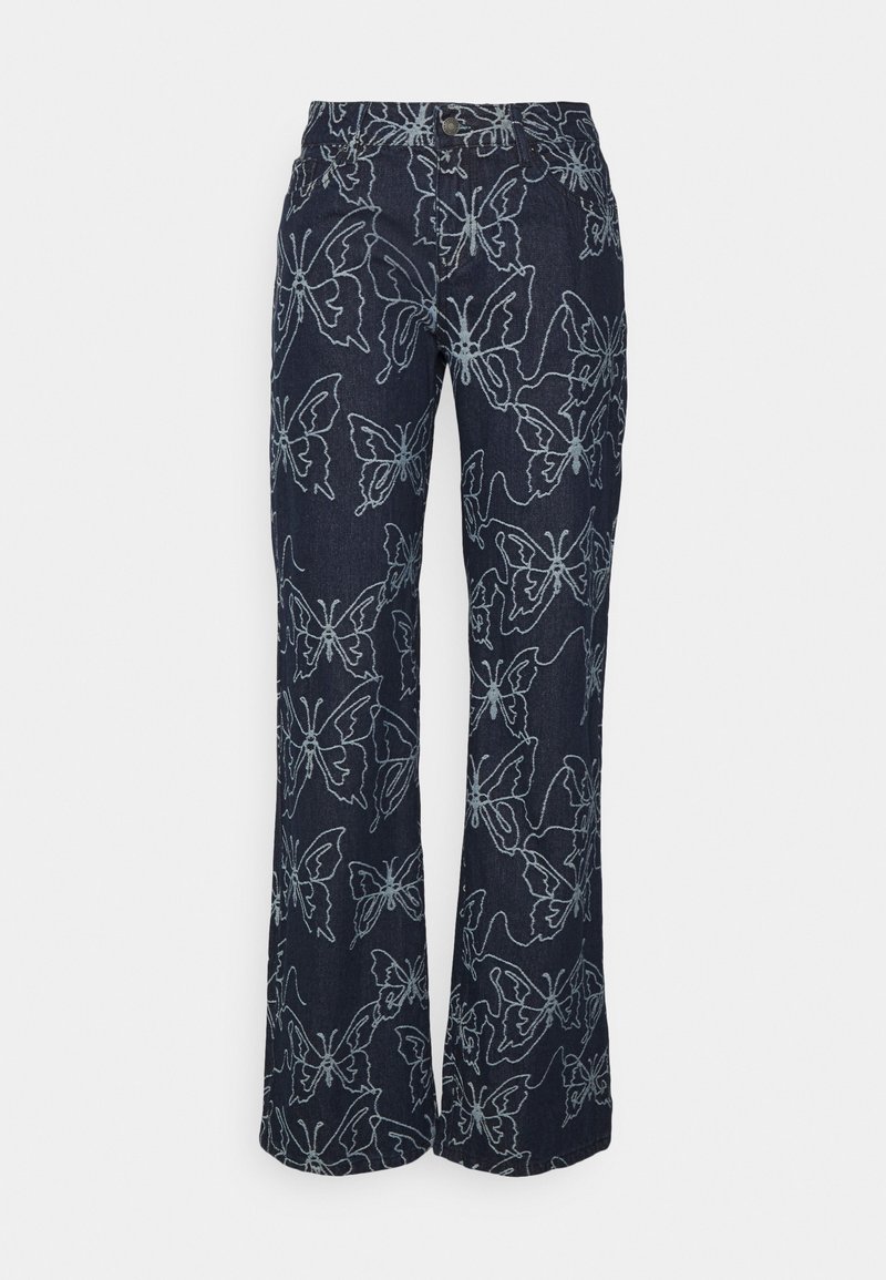 Pantalon en denim bleu foncé avec des contours de papillons bleu clair imprimés partout, coupe droite aux jambes et fermeture à bouton à la taille.