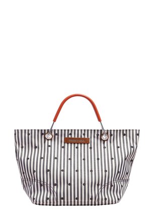 Bolsa de mano a rayas con puntos marrones, que cuenta con un asa de plástico naranja y herrajes plateados. Incluye una etiqueta de cuero marrón en la parte delantera.